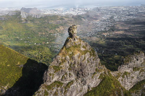 Luftaufnahme einer Person auf dem Gipfel des Pieter Both Berges, Malenga, Pamplemousses, Mauritius. - AAEF23228