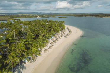 Panorama-Luftaufnahme von Sonnenschirmen am Strand entlang der Küste in Poste de Flacq, Bezirk Flacq, Mauritius. - AAEF23240