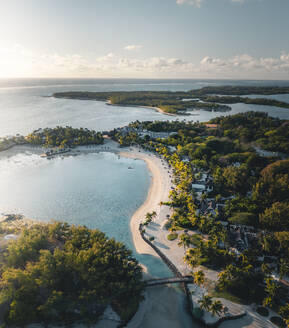 Luftaufnahme des Inselarchipels Ilot Mangenie entlang der Küste mit Stränden und Ferienanlagen bei Sonnenuntergang, Ilot Lievres, Flacq, Mauritius. - AAEF23262