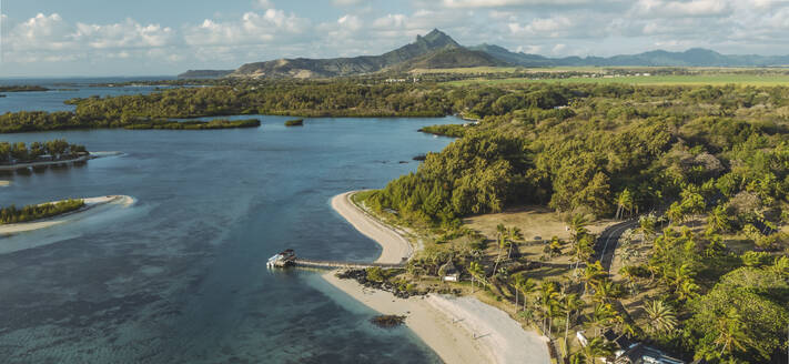 Luftaufnahme eines schönen Strandes an der Küste mit einem Berg im Hintergrund in Ilot Lievres, Flacq, Mauritius. - AAEF23264