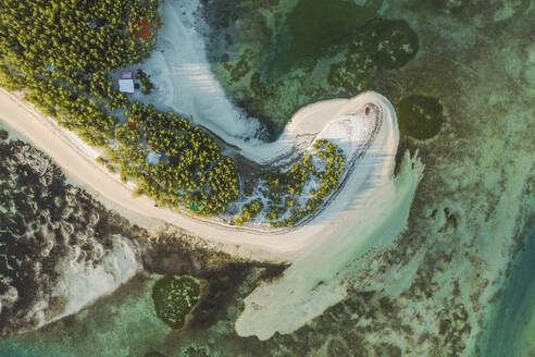 Luftaufnahme von Sandbänken entlang der Küstenlinie auf der Insel Ilot Mangenie, Ilot Lievres, Flacq, Mauritius. - AAEF23268