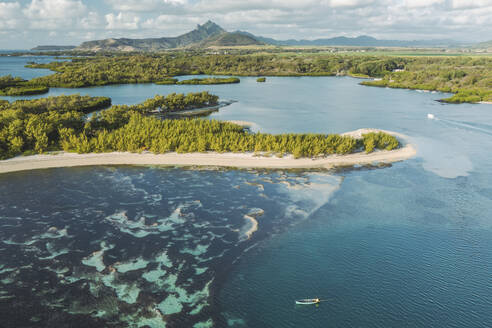 Luftaufnahme eines Fischerboots entlang der Küstenlinie der Insel Ilot Mangenie, Ilot Lievres, Flacq, Mauritius. - AAEF23269
