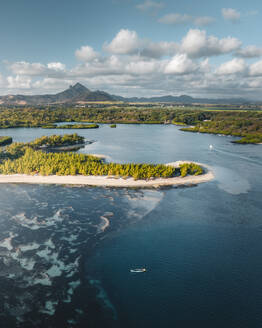 Luftaufnahme eines Fischerboots entlang der Küstenlinie der Insel Ilot Mangenie, Ilot Lievres, Flacq, Mauritius. - AAEF23270