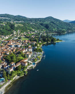 Luftaufnahme von Meina, einer kleinen Stadt am Lago Maggiore (Lago Maggiore) bei Sonnenaufgang, Novara, Piemont, Italien. - AAEF23338