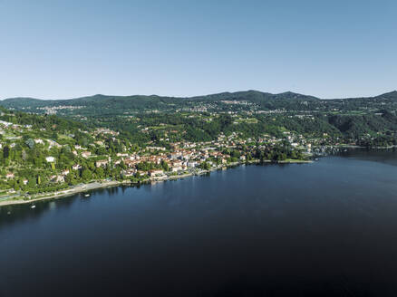 Luftaufnahme von Meina, einer kleinen Stadt am Lago Maggiore (Lago Maggiore) bei Sonnenaufgang, Novara, Piemont, Italien. - AAEF23341