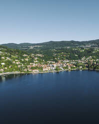 Luftaufnahme von Meina, einer kleinen Stadt am Lago Maggiore (Lago Maggiore) bei Sonnenaufgang, Novara, Piemont, Italien. - AAEF23343