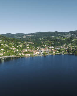 Luftaufnahme von Meina, einer kleinen Stadt am Lago Maggiore (Lago Maggiore) bei Sonnenaufgang, Novara, Piemont, Italien. - AAEF23343