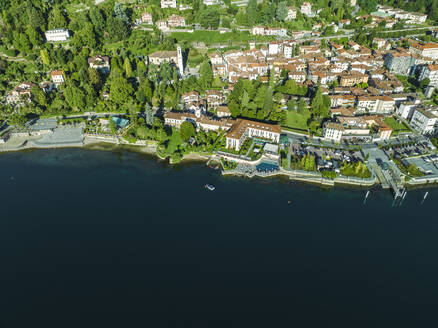 Luftaufnahme von Meina, einer kleinen Stadt am Lago Maggiore (Lago Maggiore) bei Sonnenaufgang, Novara, Piemont, Italien. - AAEF23344