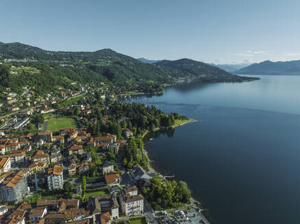 Luftaufnahme von Meina, einer kleinen Stadt am Lago Maggiore (Lago Maggiore) bei Sonnenaufgang, Novara, Piemont, Italien. - AAEF23346