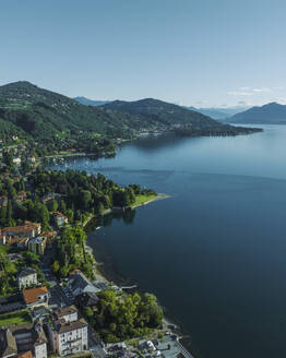 Luftaufnahme von Meina, einer kleinen Stadt am Lago Maggiore (Lago Maggiore) bei Sonnenaufgang, Novara, Piemont, Italien. - AAEF23347