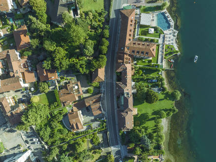 Luftaufnahme einer Straße entlang der Küstenlinie des Lago Maggiore (Lago Maggiore) bei Sonnenaufgang, Novara, Piemont, Italien. - AAEF23348