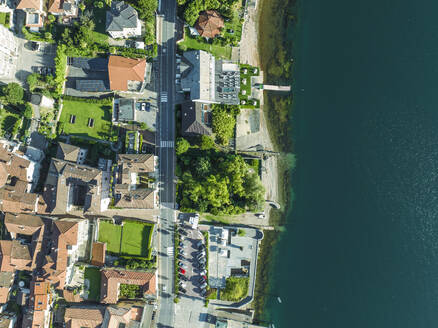 Luftaufnahme einer Straße entlang der Küstenlinie des Lago Maggiore (Lago Maggiore) bei Sonnenaufgang, Novara, Piemont, Italien. - AAEF23349