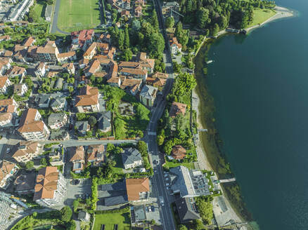 Luftaufnahme von Meina, einer kleinen Stadt am Lago Maggiore (Lago Maggiore) bei Sonnenaufgang, Novara, Piemont, Italien. - AAEF23350