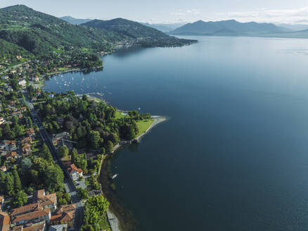 Luftaufnahme von Meina, einer kleinen Stadt am Lago Maggiore (Lago Maggiore) bei Sonnenaufgang, Novara, Piemont, Italien. - AAEF23351