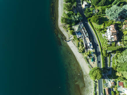 Luftaufnahme einer Straße entlang der Küstenlinie des Lago Maggiore (Lago Maggiore) bei Sonnenaufgang, Novara, Piemont, Italien. - AAEF23354