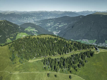 Aerial view of the mountain ridge at the top of Alpe di Siusi (Seiser Alm) on the Dolomites mountains, Trentino, South Tyrol in Northern Italy. - AAEF23565