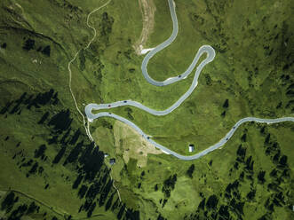 Aerial view of vehicles driving across Passo Gardena road on the Dolomites Mountains, Trentino, South Tyrol, Italy. - AAEF23608