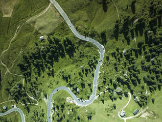 Aerial view of vehicles driving across Passo Gardena road on the Dolomites Mountains, Trentino, South Tyrol, Italy. - AAEF23617