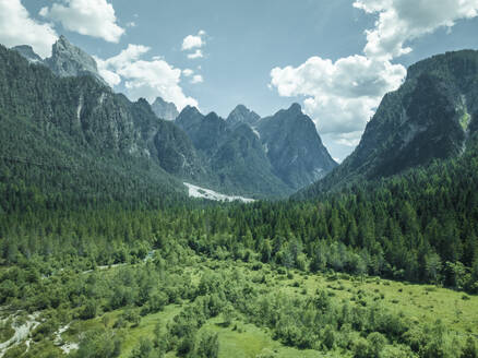 Luftaufnahme des Naturparks der Drei Zinnen vom Toblacher See aus gesehen in den Dolomiten, Toblach, Trentino, Südtirol, Italien. - AAEF23622