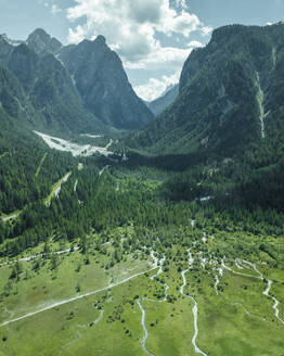 Luftaufnahme des Naturparks der Drei Zinnen vom Toblacher See aus gesehen in den Dolomiten, Toblach, Trentino, Südtirol, Italien. - AAEF23624