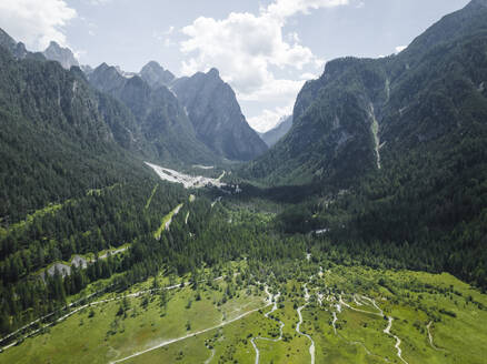 Luftaufnahme des Naturparks der Drei Zinnen vom Toblacher See aus gesehen in den Dolomiten, Toblach, Trentino, Südtirol, Italien. - AAEF23625