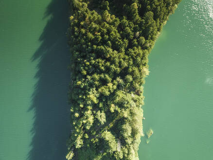 Luftaufnahme der Insel Caprioli (Isola dei Caprioli) am Cadore-See (Lago di Cadore) in den Dolomiten, Belluno, Venetien, Italien. - AAEF23718