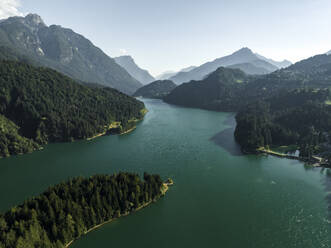 Luftaufnahme des Lago di Cadore (Cadore-See) in den Dolomiten, Belluno, Venetien, Italien. - AAEF23721