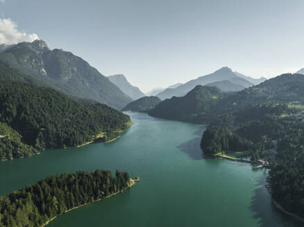 Luftaufnahme des Lago di Cadore (Cadore-See) in den Dolomiten, Belluno, Venetien, Italien. - AAEF23726