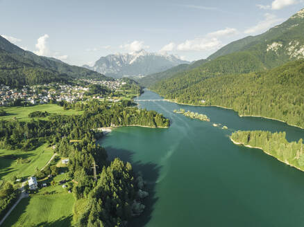 Luftaufnahme des Lago di Cadore (Cadore-See) in den Dolomiten, Belluno, Venetien, Italien. - AAEF23728