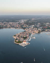 Luftaufnahme von Porec bei Sonnenuntergang, einer kleinen Stadt an der Adriaküste in Istrien, Kroatien. - AAEF23735