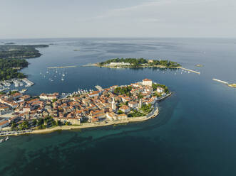 Luftaufnahme von Porec und Otocic Sveti Nikola, einer kleinen Insel, einer kleinen Stadt an der Adriaküste in Istrien, Kroatien. - AAEF23741