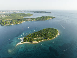 Luftaufnahme eines Segelboots, das an der Insel Kotez im Nationalpark Brijuni vertäut ist, einer Inselgruppe an der Adriaküste in der Nähe von Pula, Istrien, Kroatien. - AAEF23753