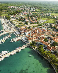 Luftaufnahme von Fazana, einer kleinen Stadt mit einem kleinen Hafen an der Adriaküste, Istrien, Kroatien. - AAEF23763