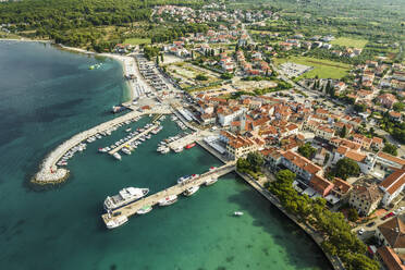 Luftaufnahme von Fazana, einer kleinen Stadt mit einem kleinen Hafen an der Adriaküste, Istrien, Kroatien. - AAEF23764