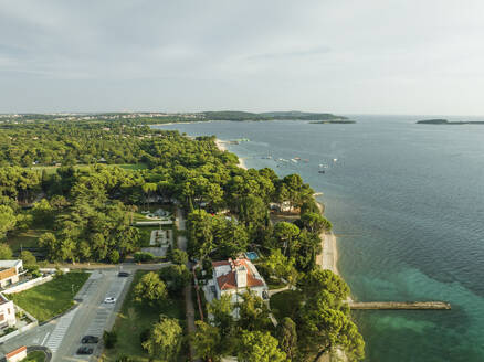 Luftaufnahme der Adriaküste bei Sonnenuntergang in der Nähe von Pula, Istrien, Kroatien. - AAEF23784