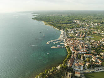 Luftaufnahme von Fazana, einer kleinen Stadt mit einem kleinen Hafen an der Adriaküste, Istrien, Kroatien. - AAEF23788