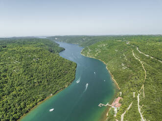 Luftaufnahme von Booten auf dem Limski-Fjord (Canal di Leme) in Sveti Lovrec, Istrien, Kroatien. - AAEF23790