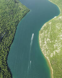 Luftaufnahme von Booten auf dem Limski-Fjord (Canal di Leme) in Sveti Lovrec, Istrien, Kroatien. - AAEF23791