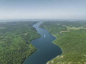 Luftaufnahme von Booten auf dem Limski-Fjord (Canal di Leme) in Sveti Lovrec, Istrien, Kroatien. - AAEF23792