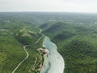 Luftaufnahme einer Straße in den Hügeln entlang des Limski-Fjords (Canal di Leme) in Sveti Lovrec, Istrien, Kroatien. - AAEF23793