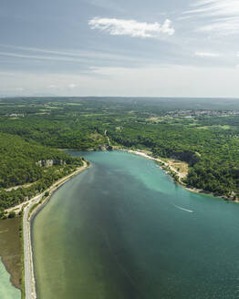Luftaufnahme der Lagune Mirna und des Flusses Mirna entlang der Küstenlinie, Antenal, Istrien, Kroatien. - AAEF23800