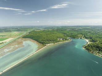 Luftaufnahme der Lagune Mirna und des Flusses Mirna entlang der Küstenlinie, Antenal, Istrien, Kroatien. - AAEF23801