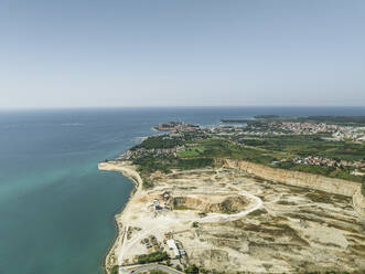 Luftaufnahme von Novigrad, einer Stadt an der Adriaküste in Istrien, Kroatien. - AAEF23805