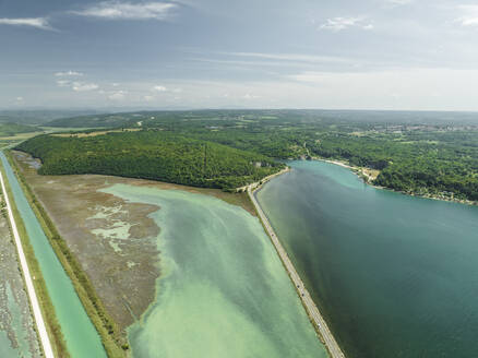 Luftaufnahme der Lagune Mirna und des Flusses Mirna entlang der Küstenlinie, Antenal, Istrien, Kroatien. - AAEF23806