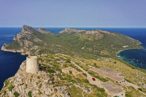 Luftaufnahme der Festung Albercutx Watchtower neben den Ruïnes d'en Colomer mit Bergklippen und Meerblick auf den Balearen, Spanien. - AAEF23821