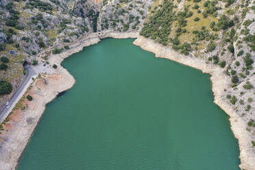 Luftaufnahme des Stausees Torrent de Gorg Blau mit grünem Wasser, Felsen und Vegetation in der Umgebung auf Escorca, Balearen, Spanien. - AAEF23822