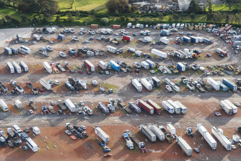 Luftaufnahme eines organisierten LKW-Lagerplatzes, Victoria, Australien. - AAEF23851