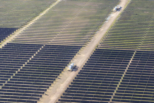 Luftaufnahme von Solarmodulen beim Austausch von Batteriepacks, Victoria, Australien. - AAEF23852