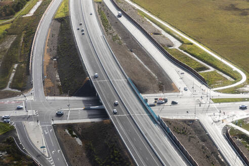 Luftaufnahme einer neuen Autobahnüberführung, die eine moderne Infrastrukturentwicklung zeigt, Victoria, Australien. - AAEF23854