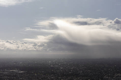 Luftaufnahme der Vorstadtlandschaft von Melbourne im Schatten einer Gewitterwolke, Victoria, Australien. - AAEF23858